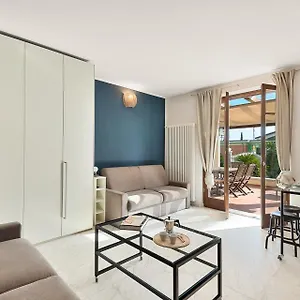 Splendido Monolocale Con Spazioso Giardino E Veranda A 500 Mt Dal Mare Marina Di Carrara